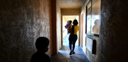 Inmigrantes aguardan con esperanza en la frontera tras reapertura