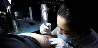 Niño mexicano gana popularidad como tatuador