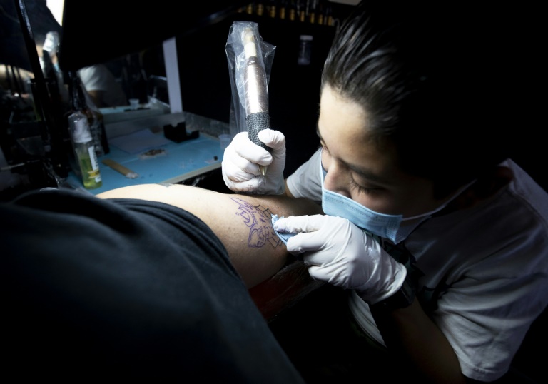 Niño mexicano gana popularidad como tatuador