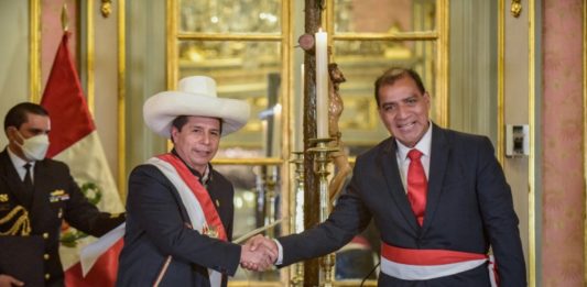 Renuncia ministro del Interior de Perú a menos de un mes en el cargo