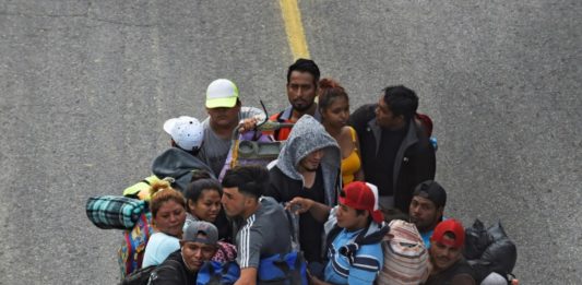 Rescatan en México a 600 inmigrantes que viajaban en tráileres