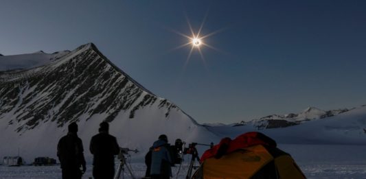 Eclipse solar total oscurece la Antártida por más de 40 segundos