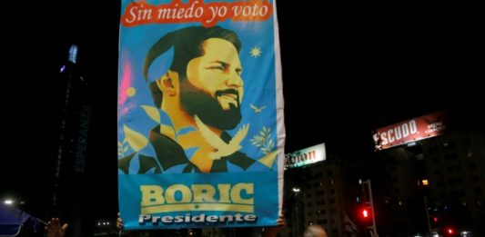 Partidarios del candidato presidencial de izquierda chileno Gabriel Boric, del partido Apruebo Dignidad, celebran la victoria en la segunda vuelta de las elecciones generales, el 19 de diciembre de 2021 en Santiago © AFP CLAUDIO REYES
