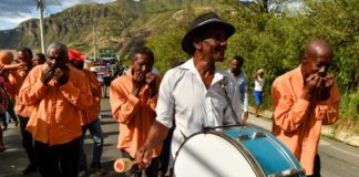 La ‘banda mocha’ un conjunto que saca música a las hojas y calabazas