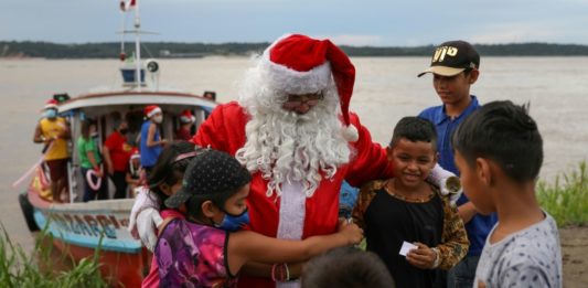 Papá Noel distribuye regalos en la Amazonia de Brasil