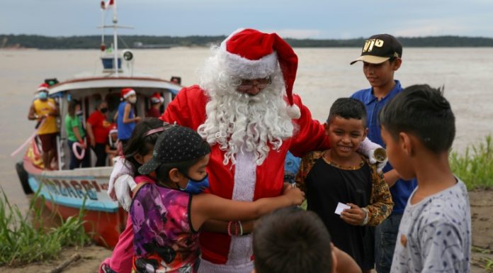 Papá Noel distribuye regalos en la Amazonia de Brasil