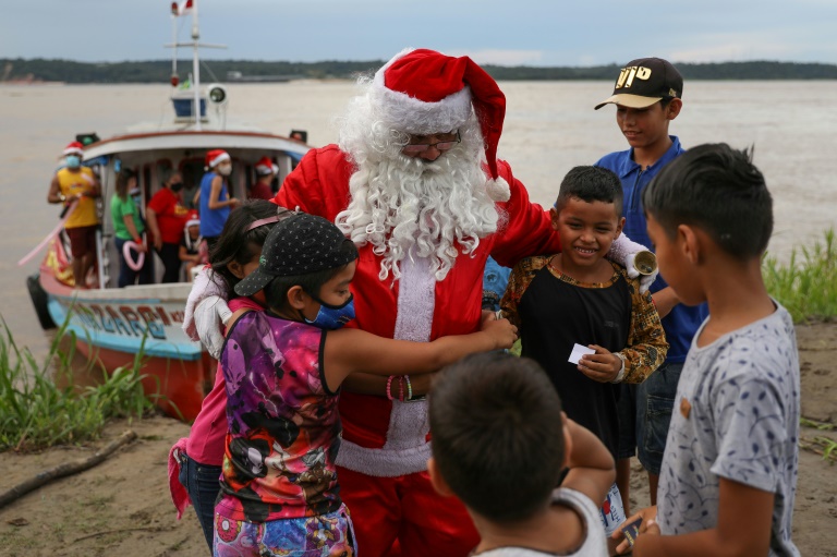 Papá Noel distribuye regalos en la Amazonia de Brasil