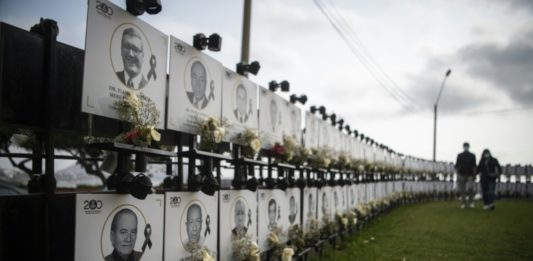 Perú rinde homenaje a los 551 médicos muertos por covid-19