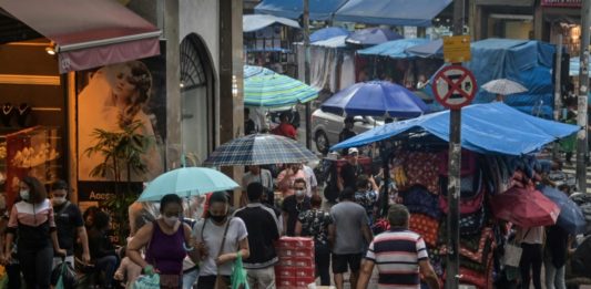 Brasileños empiezan 2022 agobiados por la economía