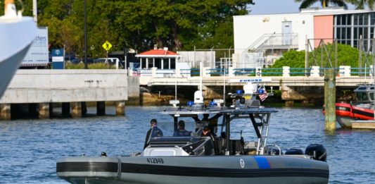 Buscan a migrantes tras volcarse su bote frente a costas de Puerto Rico