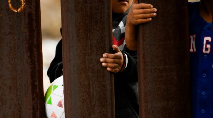 Corte Suprema de EEUU examina demanda colectiva de migrantes