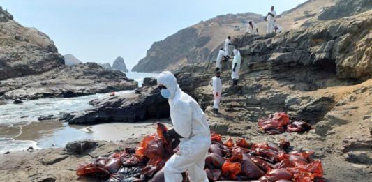 Derrame petrolero en Perú afecta fuente de trabajo de pescadores