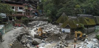 Despejan accesos de pueblo próximo a Machu Picchu tras inundaciones