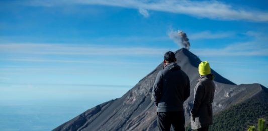 El turismo regresa a volcán El Fuego en Guatemala