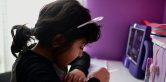 Estudiantes en México luchan por aprender en clases a distancia