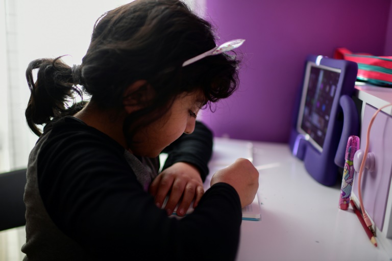 Estudiantes en México luchan por aprender en clases a distancia