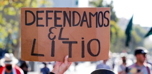 Paralizan millonaria y polémica licitación de litio en Chile