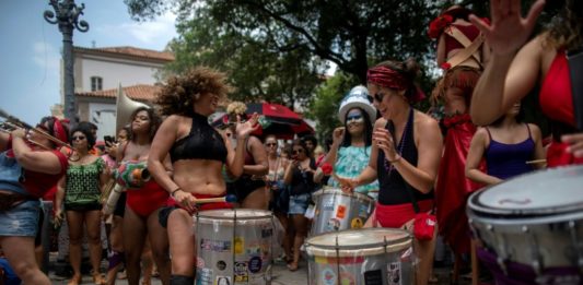 Rio de Janeiro aplaza desfiles de carnaval para abril