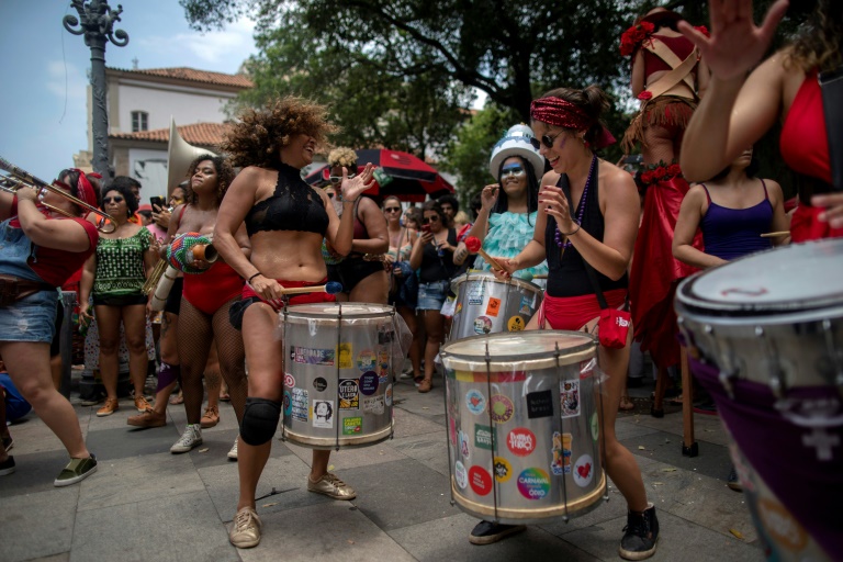 Rio de Janeiro aplaza desfiles de carnaval para abril