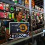 Usuarios del bitcoin defienden a la criptomoneda en El Salvador