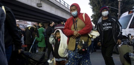 Autoridades desalojan un campamento de migrantes en Tijuana