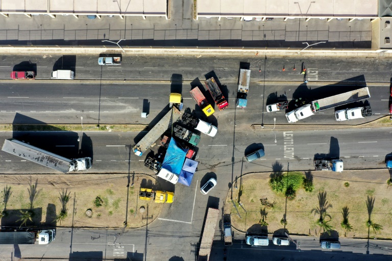 Camioneros continúan bloqueos en varias rutas de Chile
