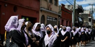Católicos guatemaltecos reanudan las procesiones suspendidas