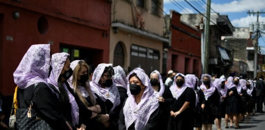 Católicos guatemaltecos reanudan las procesiones suspendidas