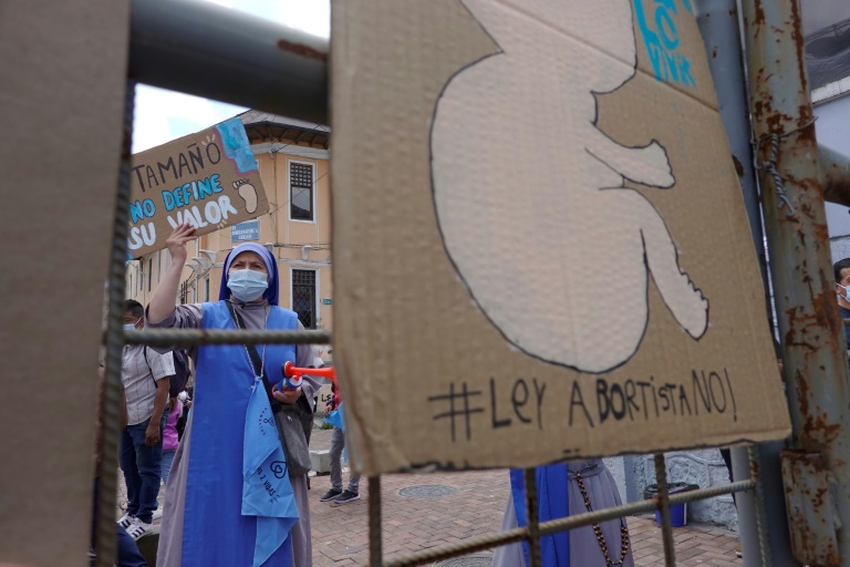 Congreso de Ecuador reglamenta el aborto en caso de violación