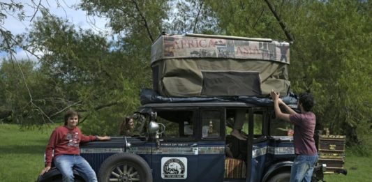 Familia argentina llega a casa tras 22 años de viaje en un auto antiguo