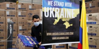 Manos colombianas fabrican cascos y chalecos blindados para Ucrania