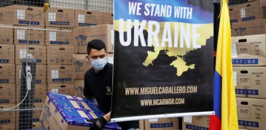 Manos colombianas fabrican cascos y chalecos blindados para Ucrania