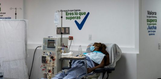 Pacientes de diálisis enfrentan una carrera contra la muerte en Venezuela