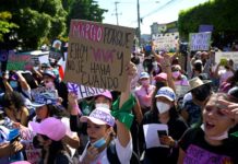 Salvadoreñas marchan por el derecho al aborto y contra violencia