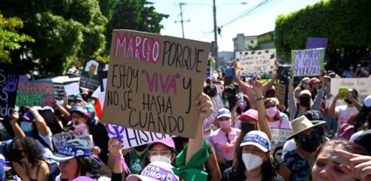 Salvadoreñas marchan por el derecho al aborto y contra violencia