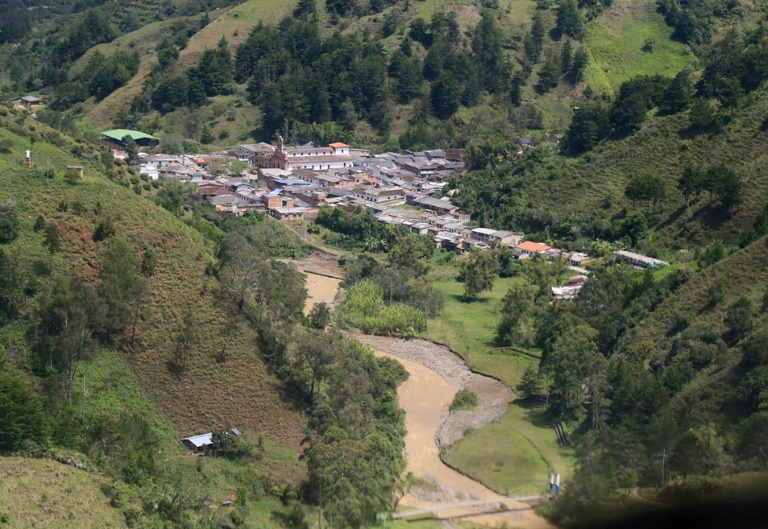 Avalancha arrasa un campamento minero en Colombia