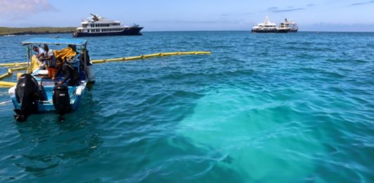 Barco con 2.000 galones de diésel se hunde cerca de las Galápagos