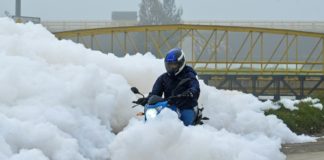 Contaminación toma forma de espuma en las afueras de Bogotá