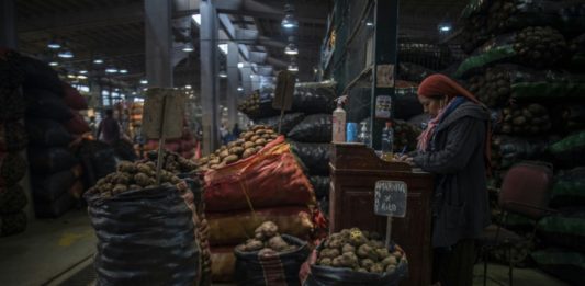 El alza de precios de los alimentos angustia a los peruanos