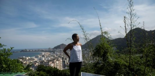 La energía solar ilumina las favelas de Río de Janeiro