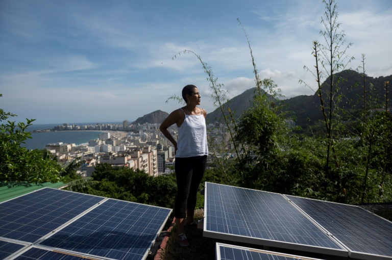 La energía solar ilumina las favelas de Río de Janeiro