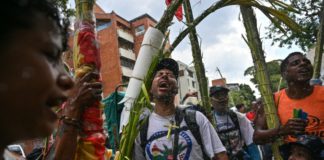 “Palmeros bajan de una montaña en Caracas para el Domingo de Ramos