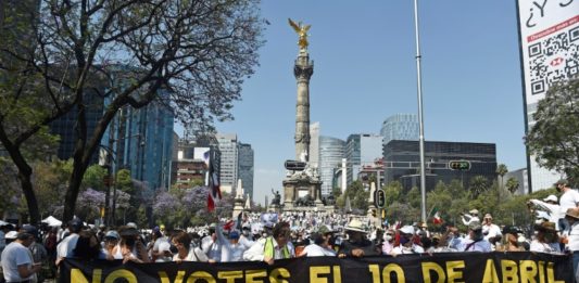 Protestan contra referendo sobre mandato de López Obrador