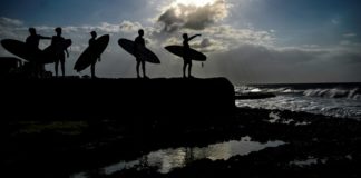 Surfistas navegan en Cuba en busca del reconocimiento de las autoridades