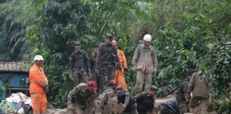 Bolsonaro visita área afectada por lluvias en noreste de Brasil