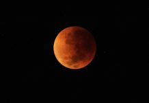 Eclipse de luna “tiñe” de rojo el cielo en Sudamérica