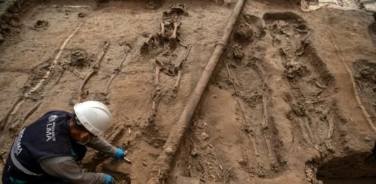 Hallan cementerio colonial en antiguo hospital de Perú
