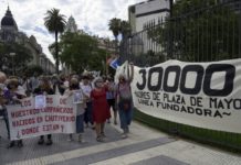 Madres de Plaza de Mayo cumplen 45 años buscando desaparecidos
