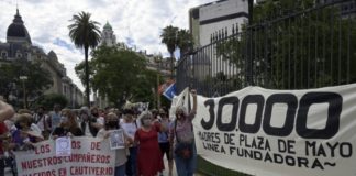 Madres de Plaza de Mayo cumplen 45 años buscando desaparecidos