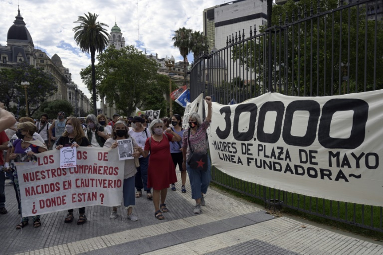 Madres de Plaza de Mayo cumplen 45 años buscando desaparecidos